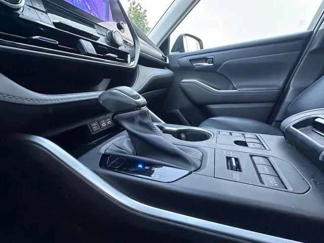 Used 2023 Off-white Toyota XLE image 16
