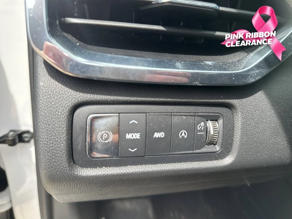 Used 2025 White GMC Denali image 12