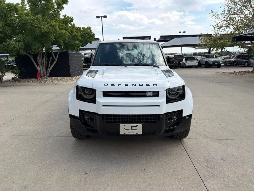 Used 2025 Fuji White Land Rover X-Dynamic SE image 8