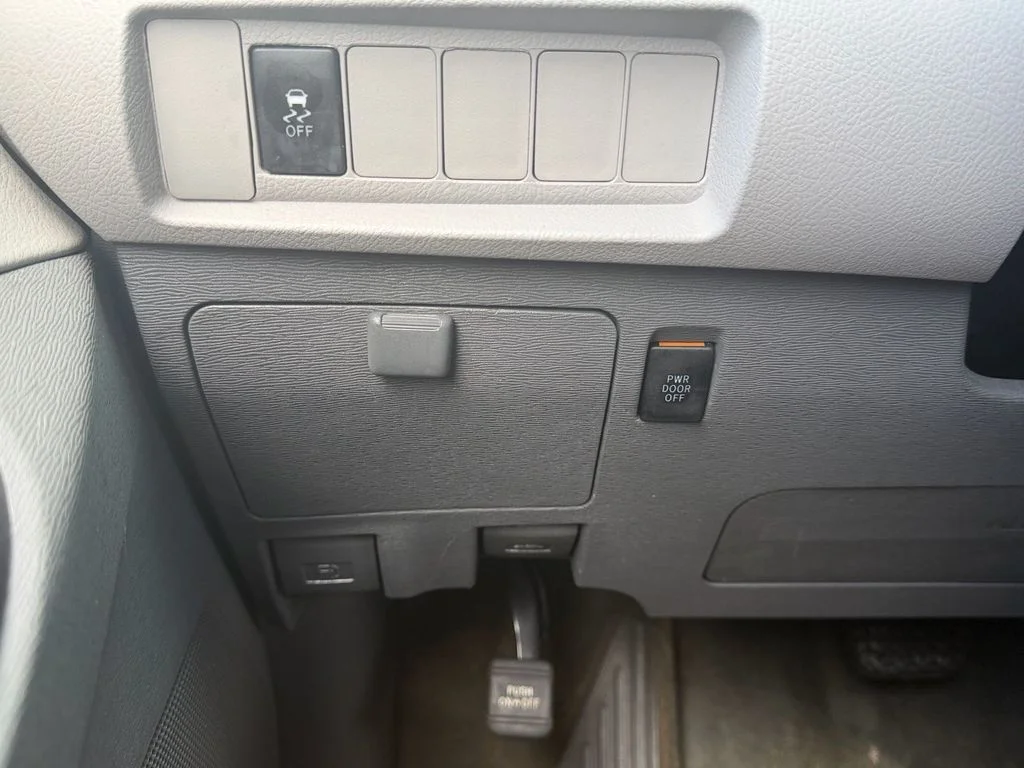 Used 2015 White Toyota LE image 27