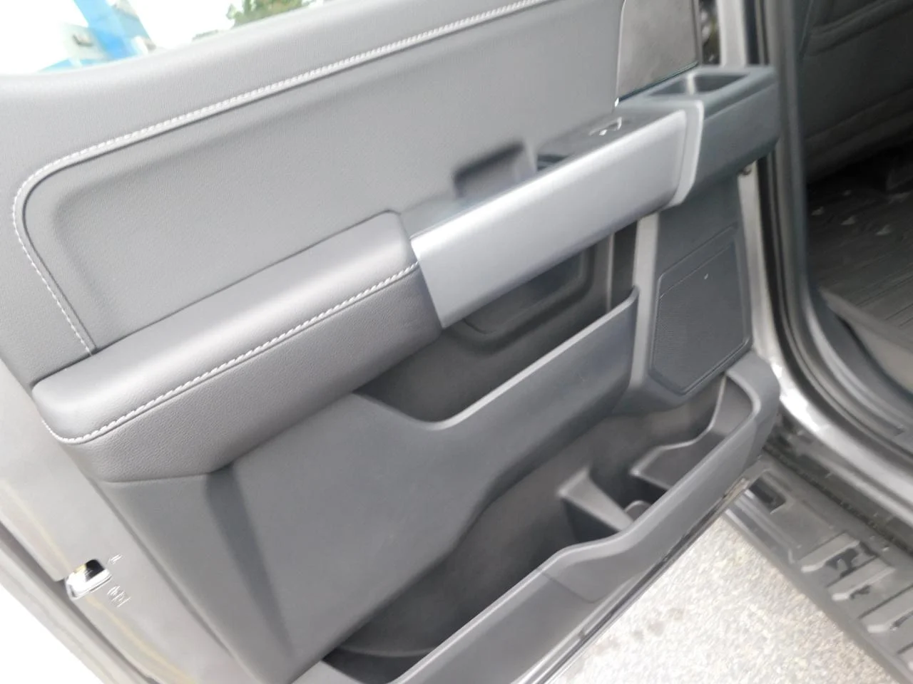 New 2026 Carbonized Gray Metallic Ford XLT image 25