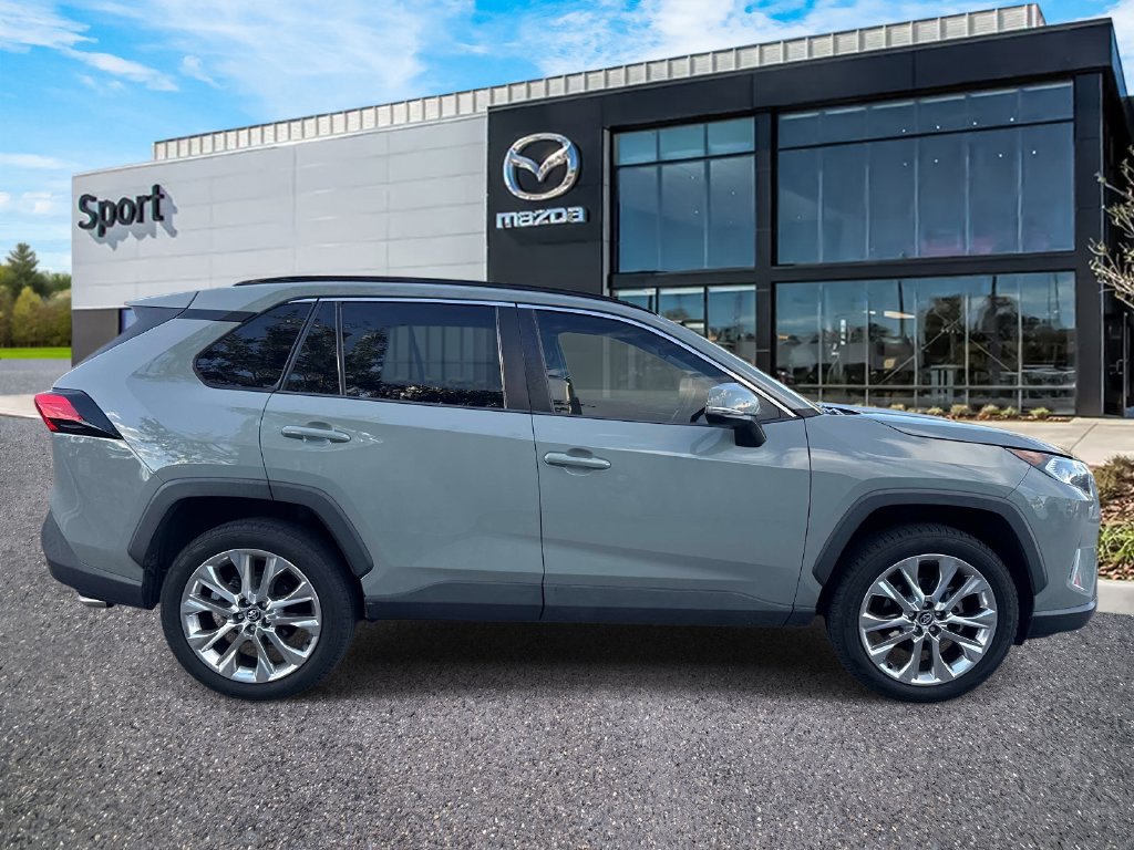 Used 2021  Toyota XLE image 2