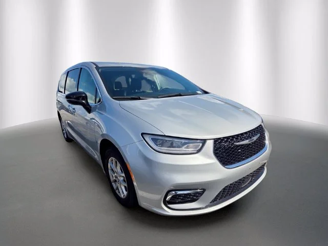 Used 2024 Silver Mist Clearcoat Chrysler Touring L image 5