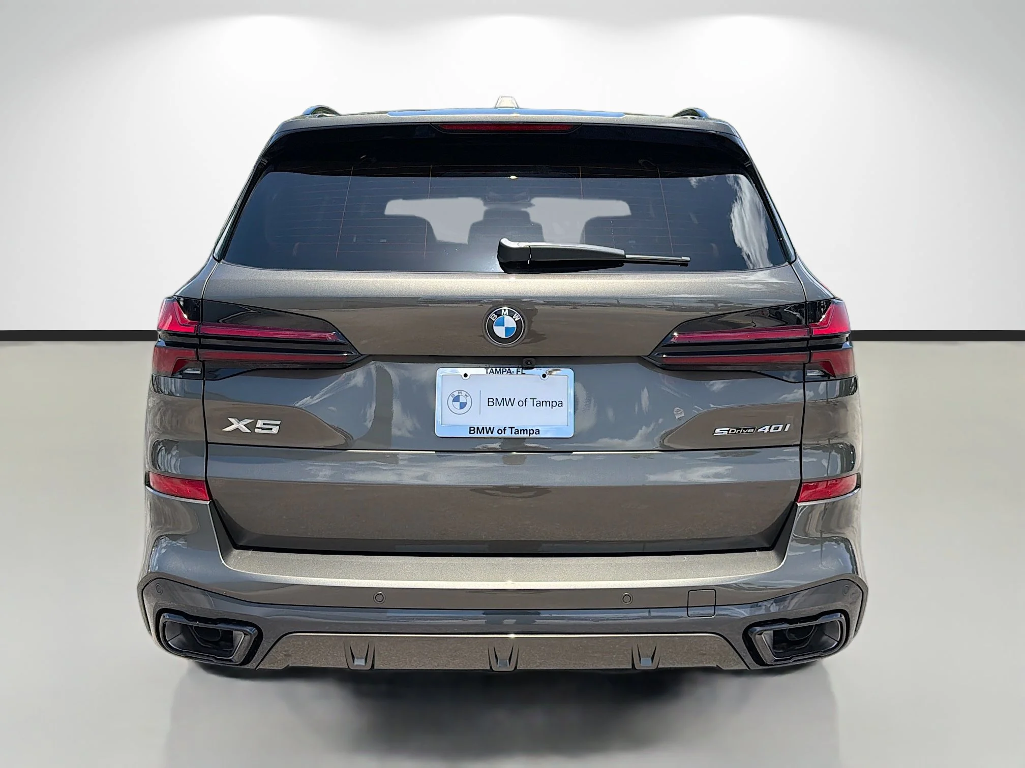 New 2026 Manhattan Green Metallic BMW sDrive40i image 4