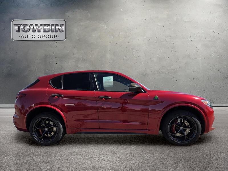 Used 2018 Rosso Competizione Tri-Coat Alfa Romeo AWD image 3