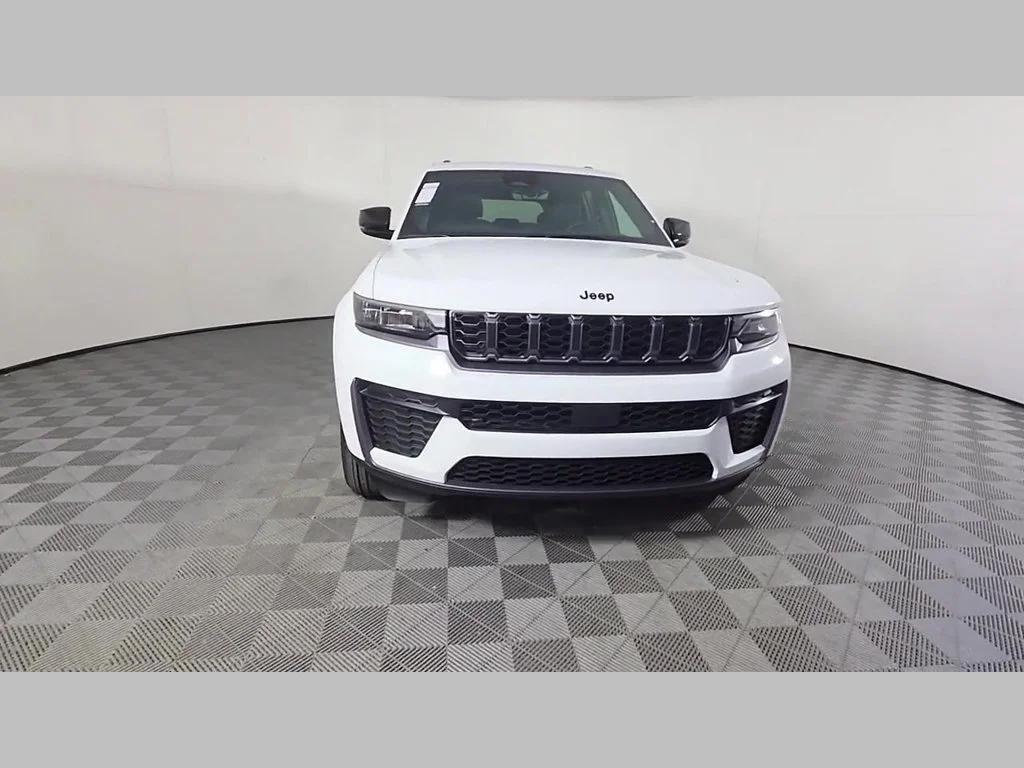 New 2026 Bright White Clear-Coat Exterior Paint Jeep Laredo Altitude image 38