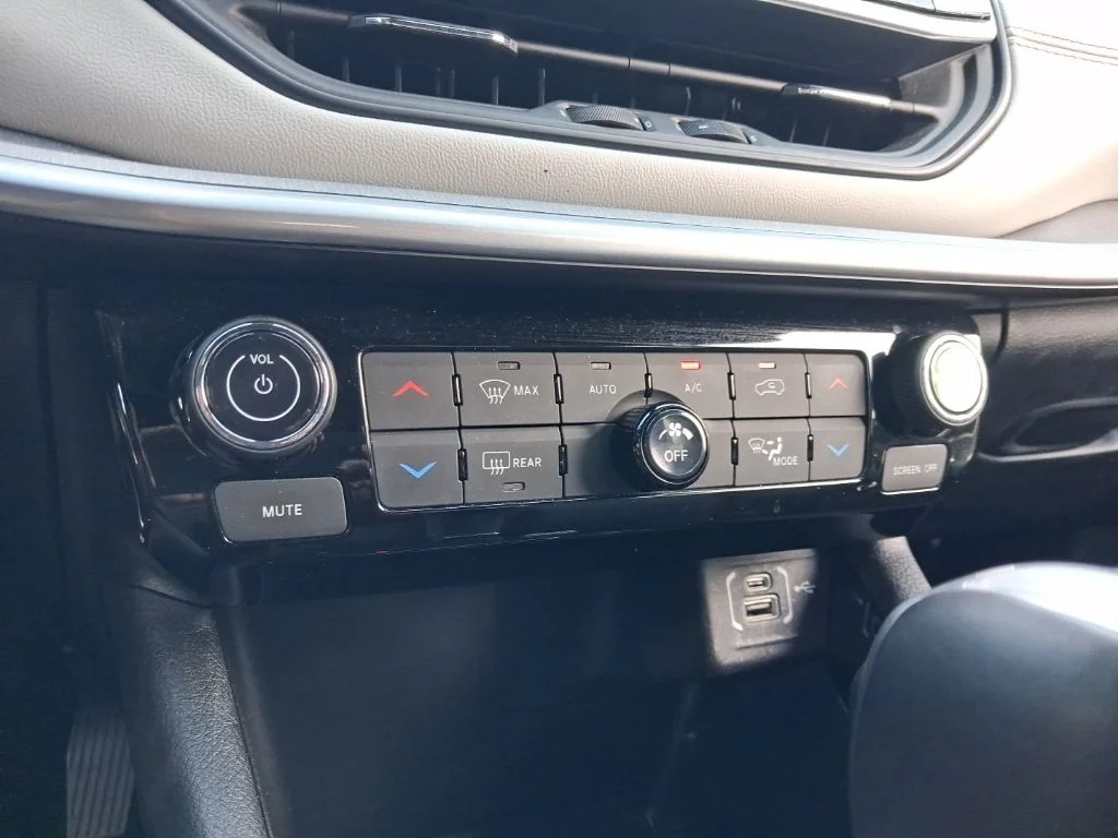 Used 2025 White Jeep Limited image 26