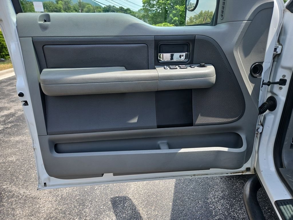 Used 2004  Ford  image 10