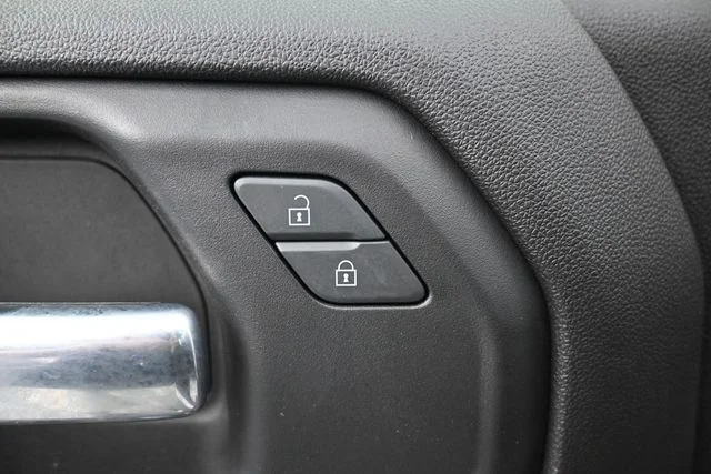 Used 2022 White Chevrolet Custom image 17
