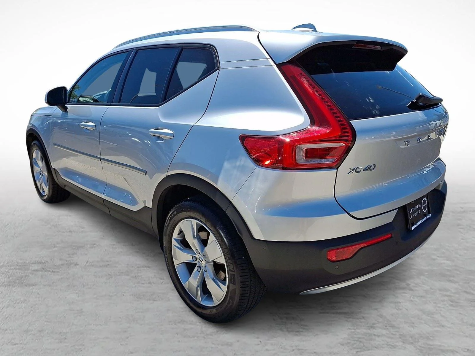 Used 2019 Bright Silver Metallic Volvo Momentum image 4