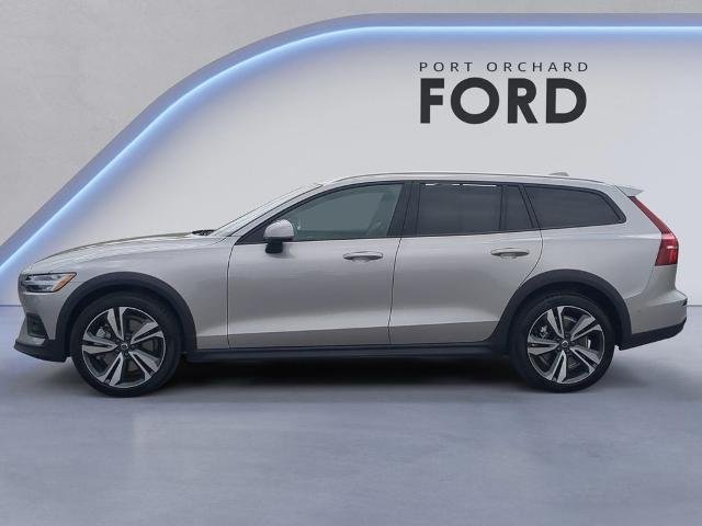 Used 2025 Silver Volvo  image 2