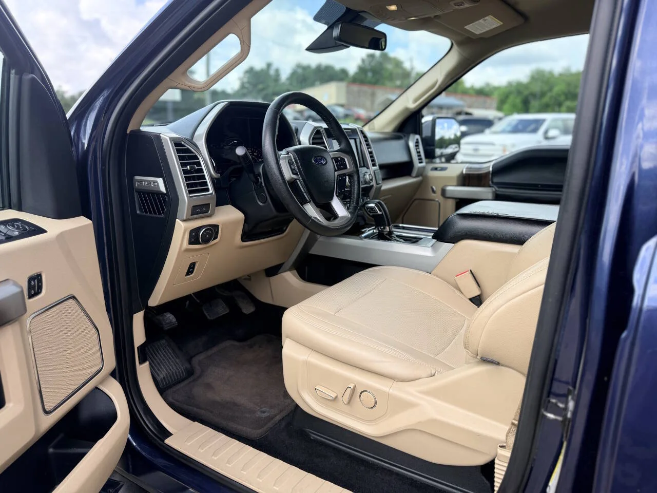 Used 2015 Blue Ford Lariat 4x4 4dr SuperCrew 5.5 ft. SB image 12