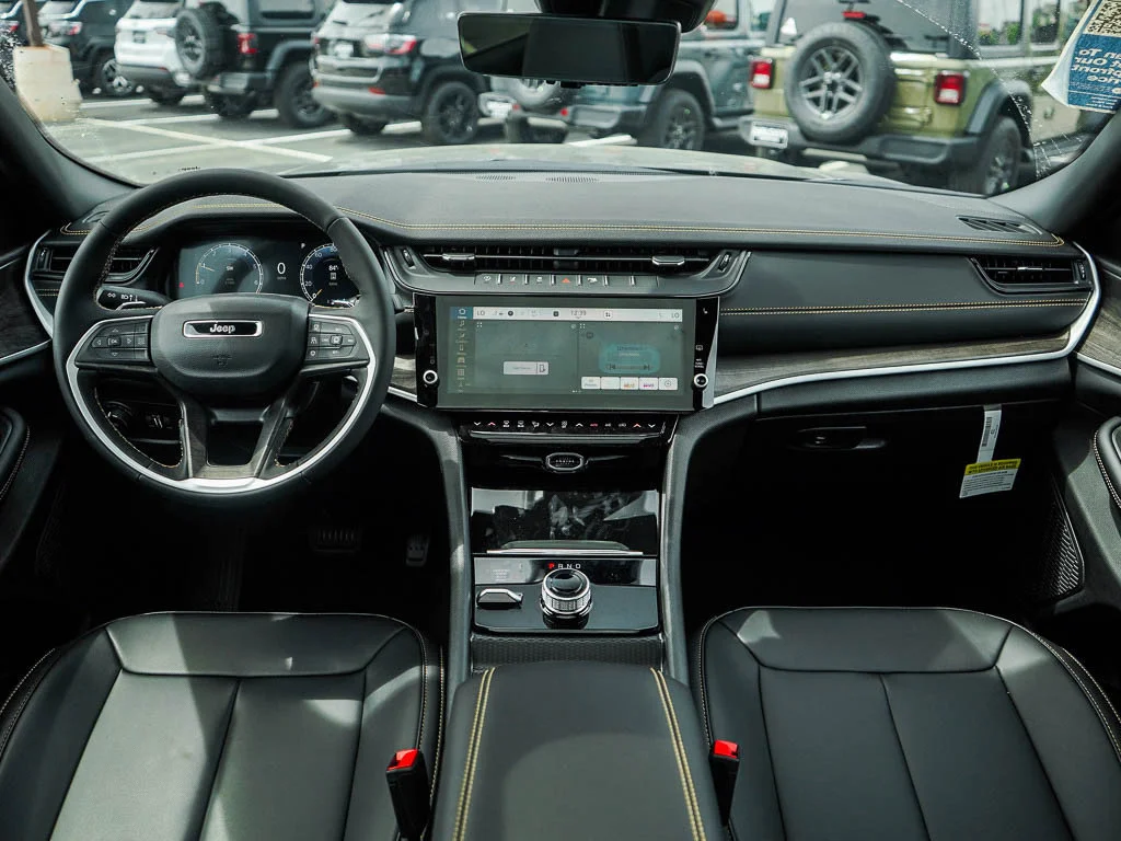 New 2026 Diamond Black Crystal Pearlcoat Jeep  image 15