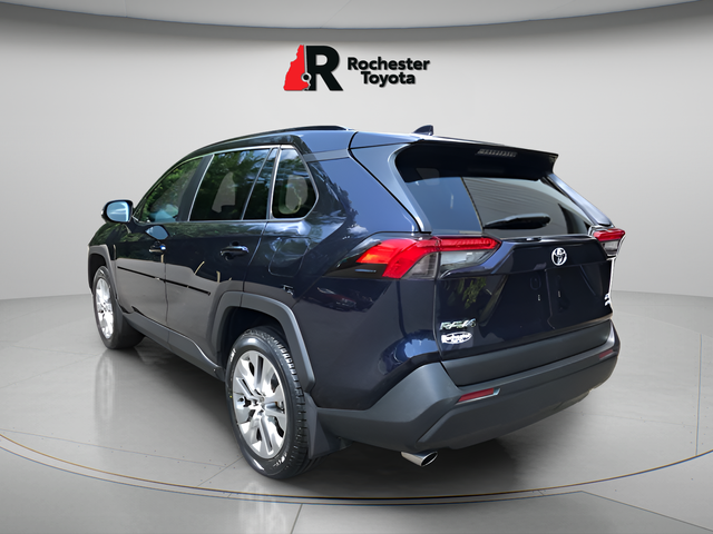 Used 2024  Toyota XLE Premium image 5
