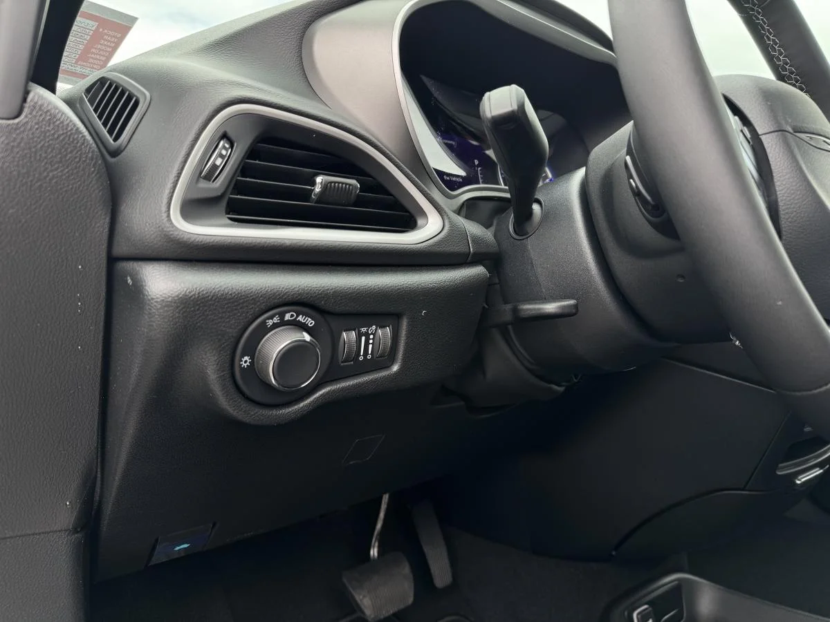 New 2027 White Chrysler SXT image 15