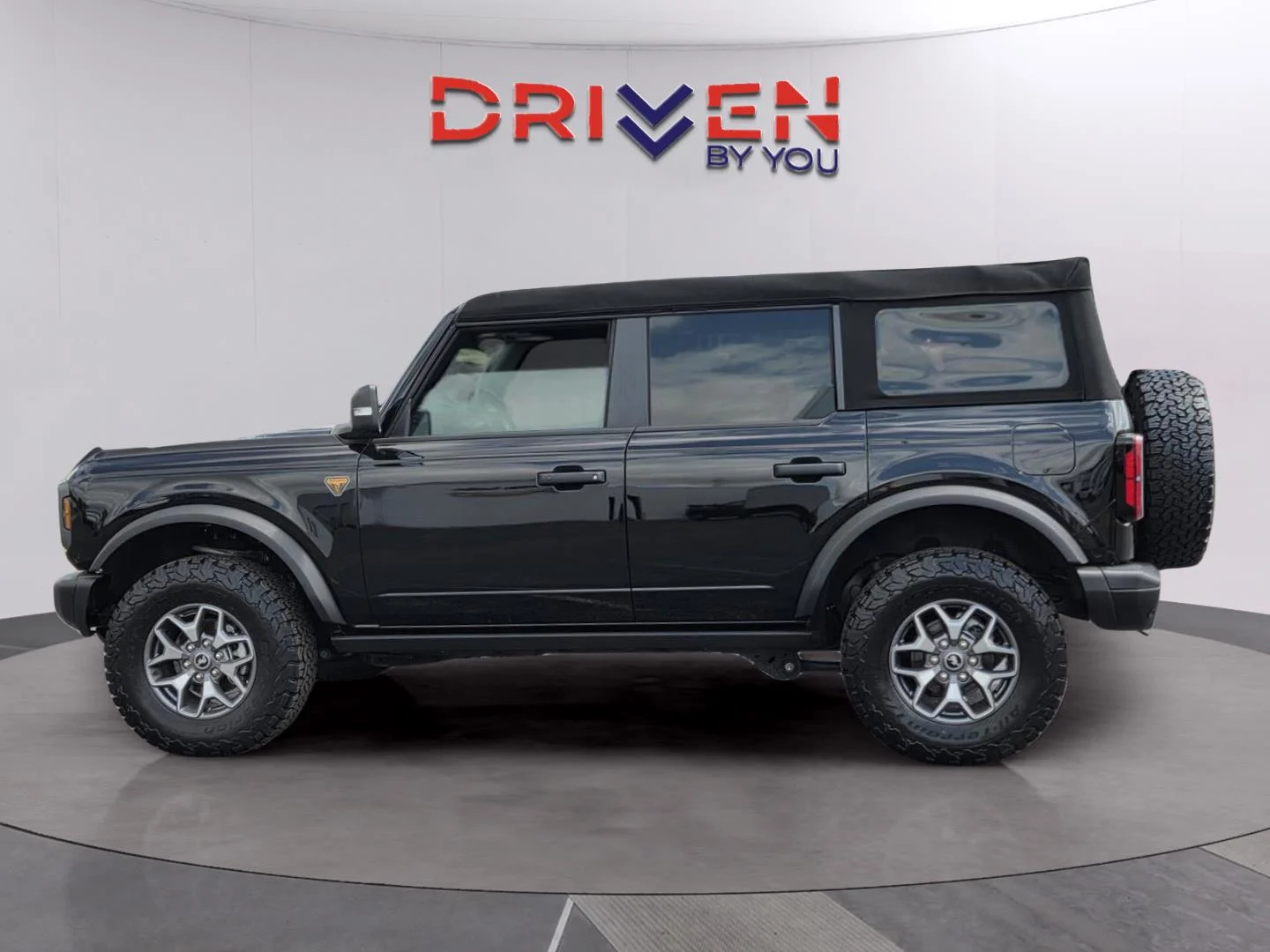 Used 2025 Shadow Black Ford Badlands image 2