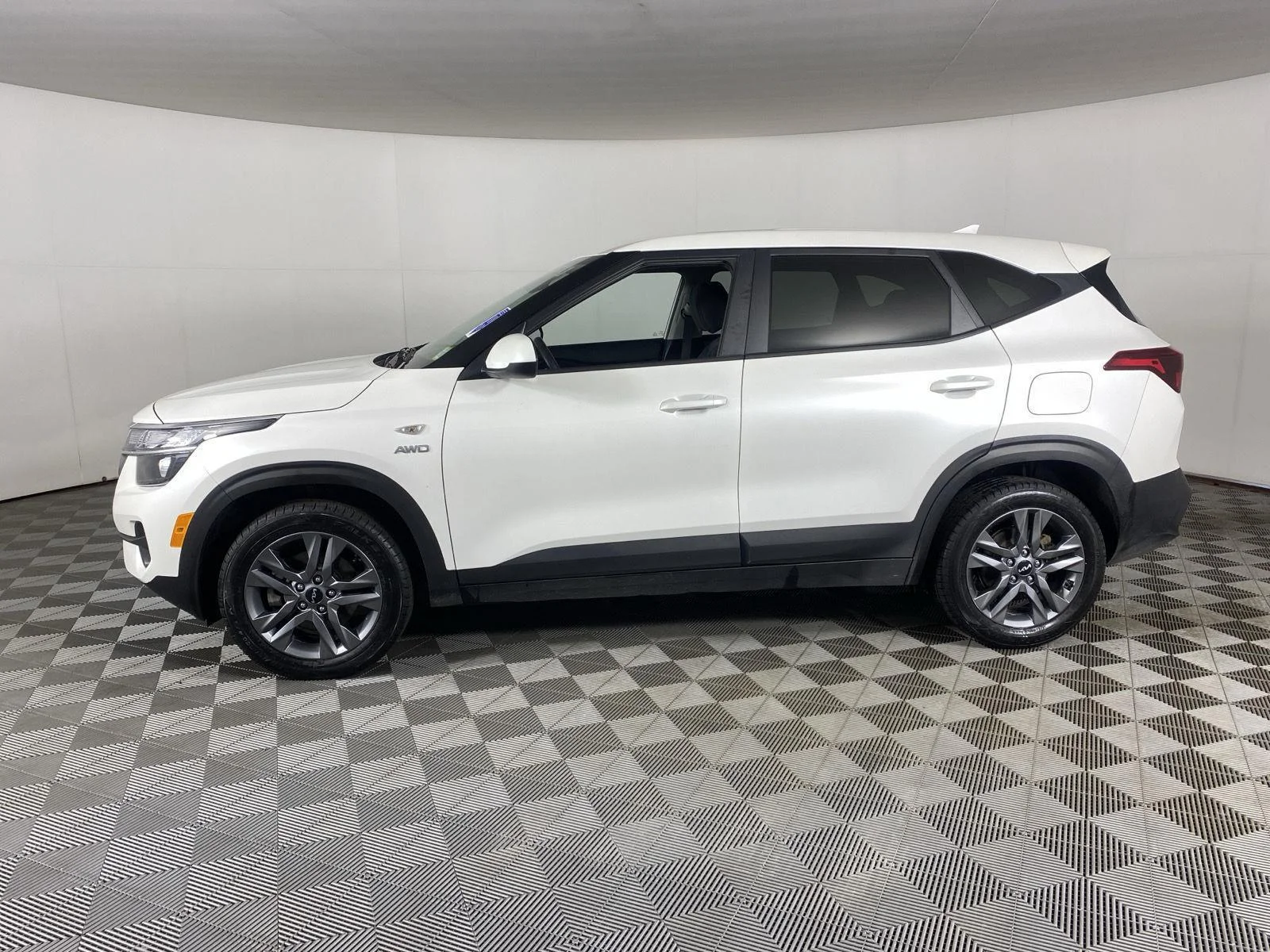 Used 2022 Snow White Pearl Kia LX image 19