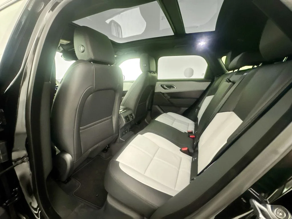 New 2026 Santorini Black Land Rover Dynamic SE image 23