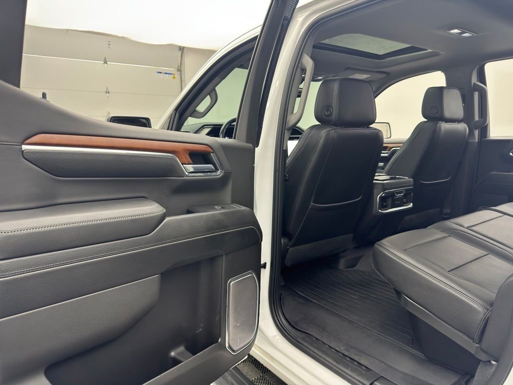 Used 2022 White Frost Tricoat GMC Denali image 29