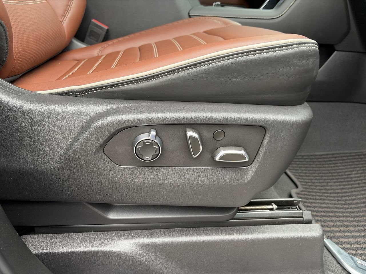 Used 2024 Sterling Metallic GMC Denali Ultimate image 38