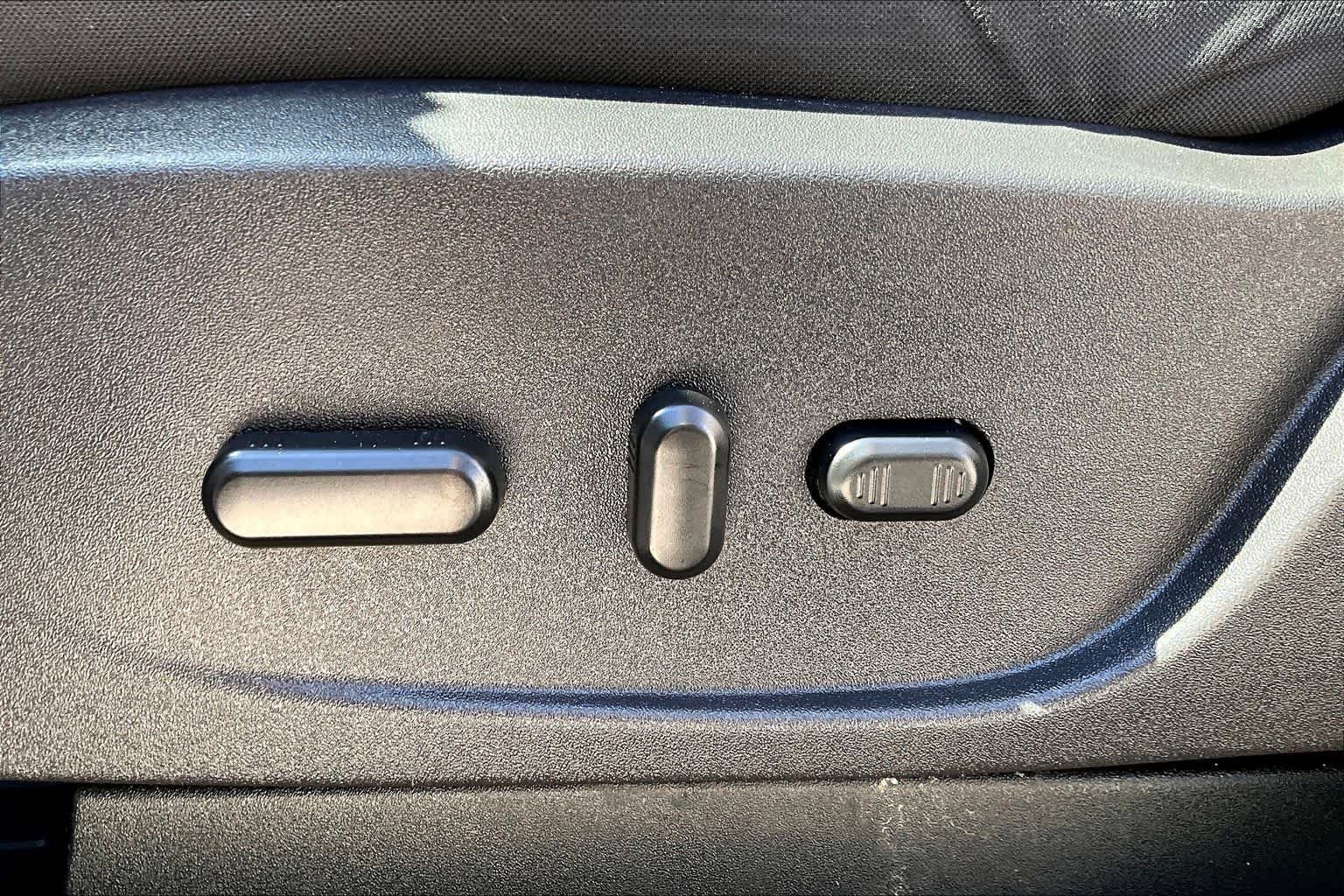 Used 2017 Oxford White Ford SE image 30