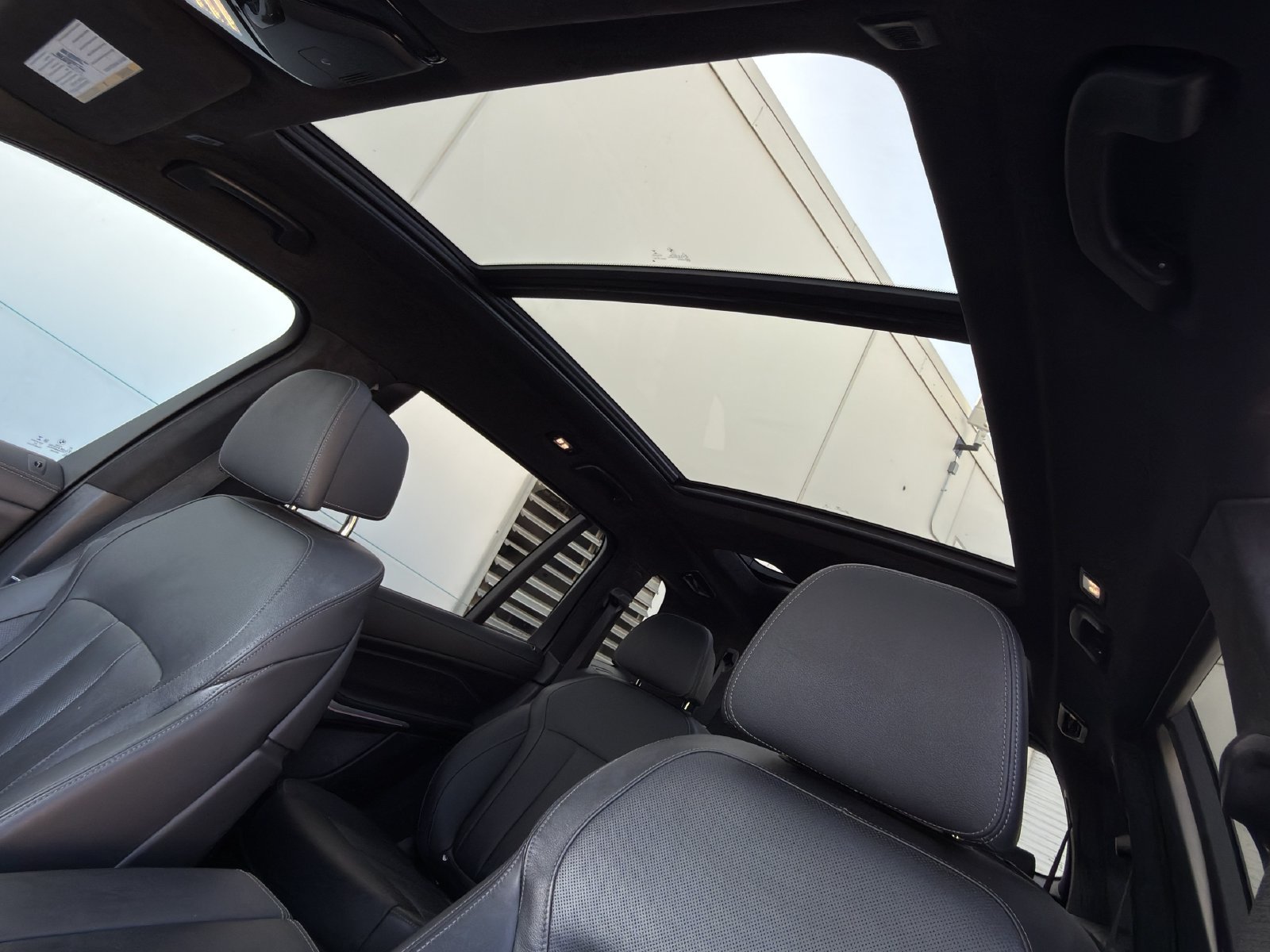 Used 2022 Black BMW M50i image 25