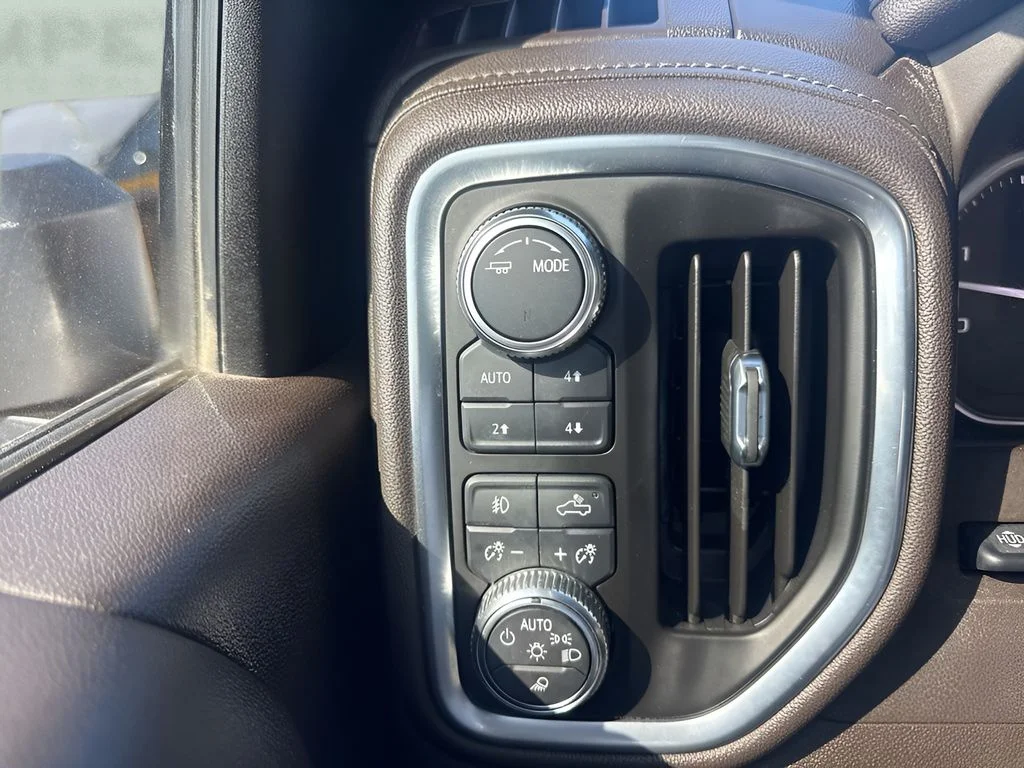 Used 2021 White GMC Denali image 26