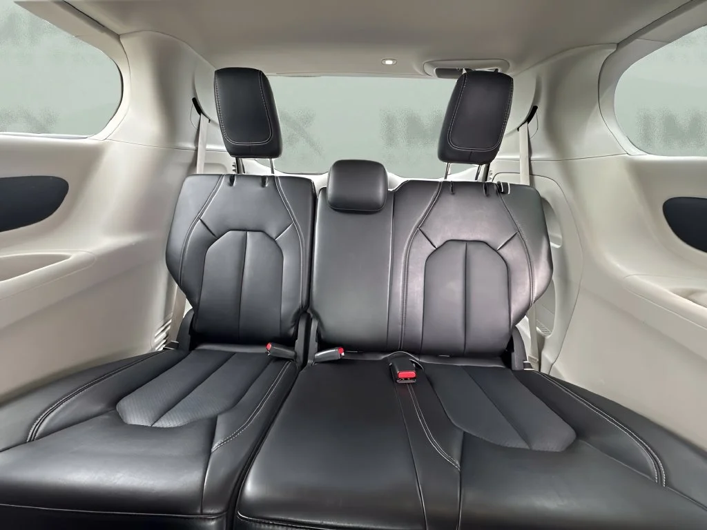 Used 2024 Silver Chrysler Touring L image 12