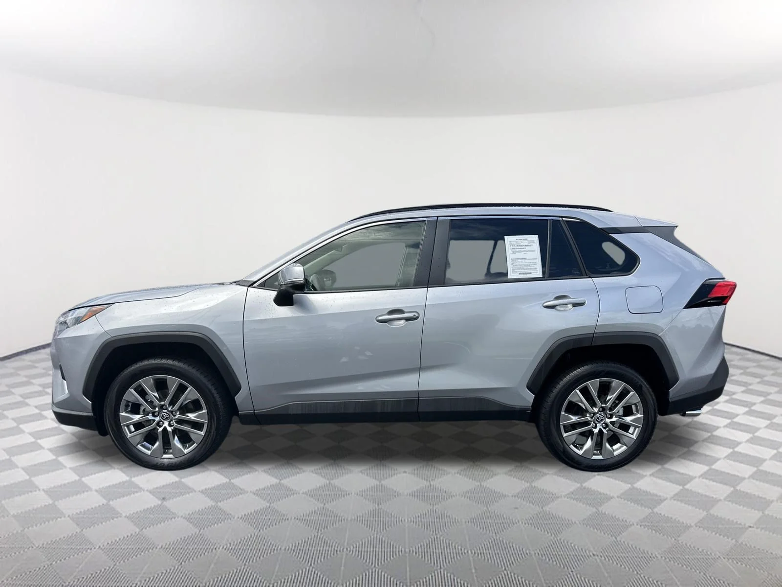 Used 2023 Silver Sky Metallic Toyota XLE Premium image 8