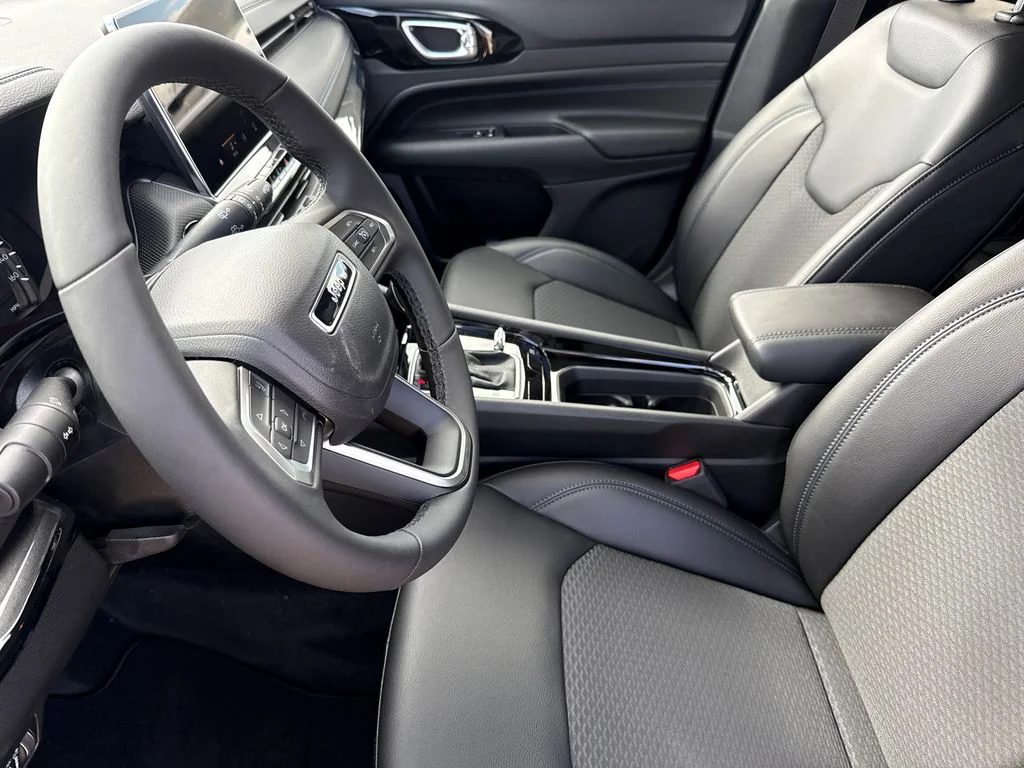 New 2026 Diamond Black Crystal Pearl-Coat Exterior Paint Jeep Latitude image 18