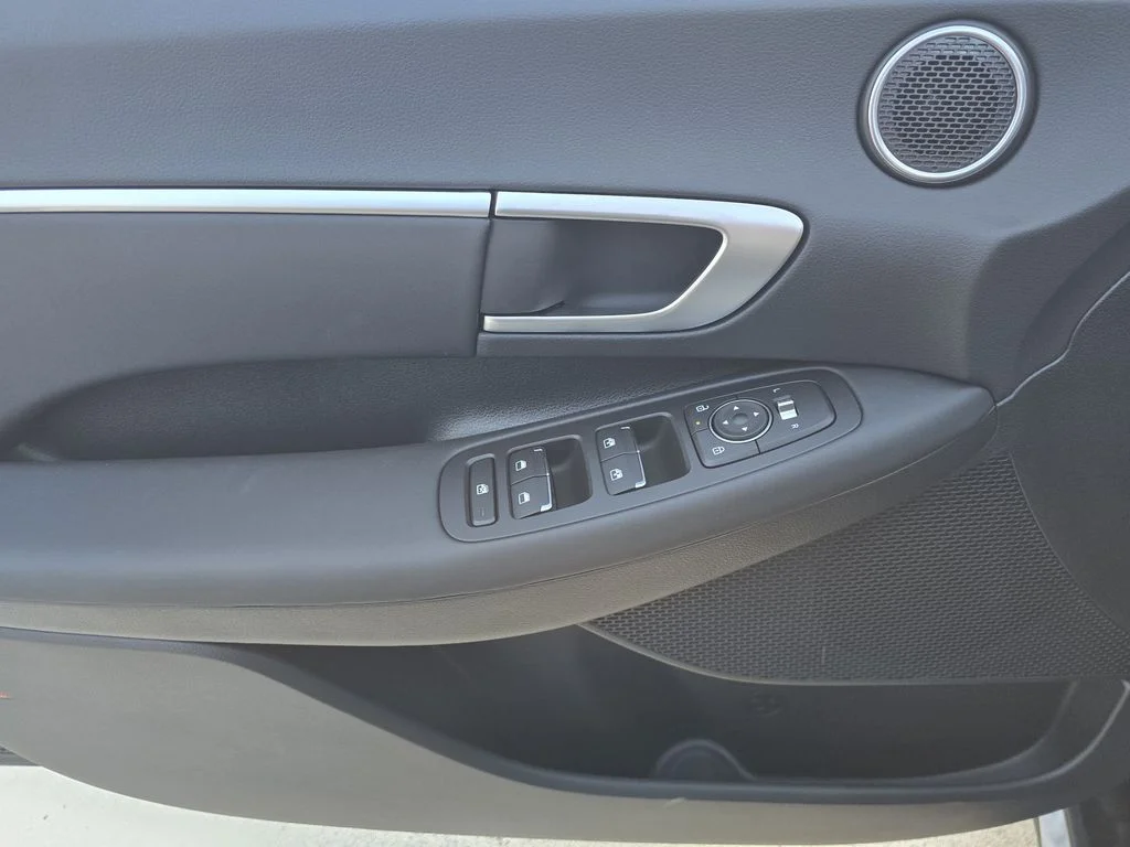 Used 2025 Blue Hyundai SEL image 16