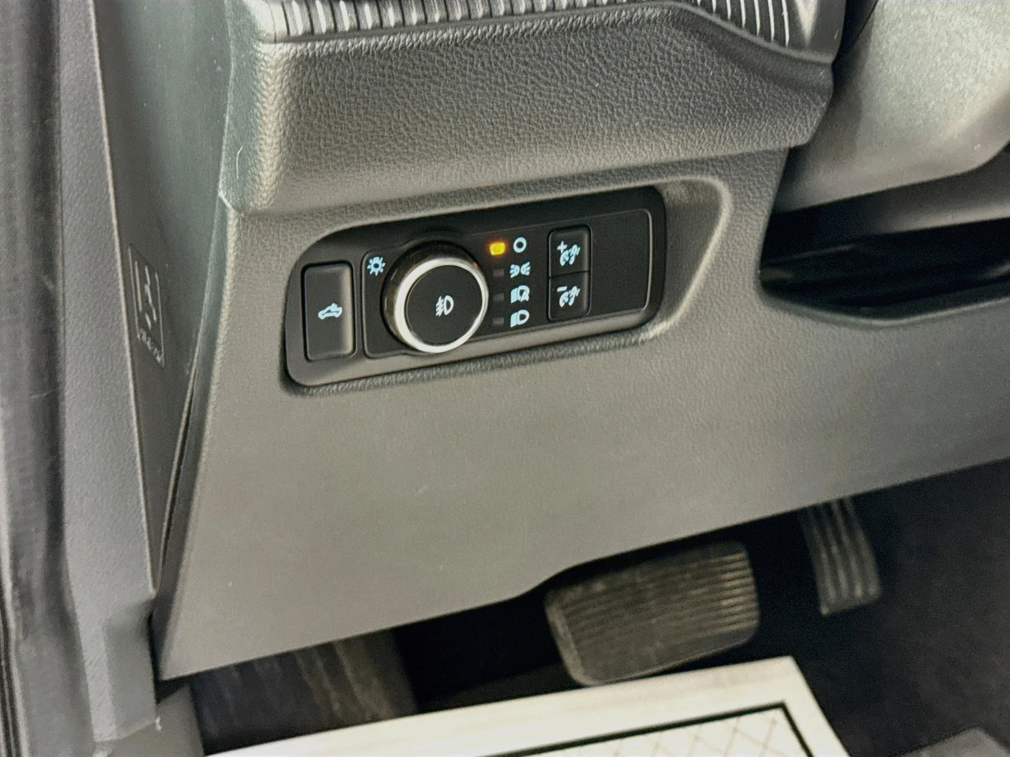 Used 2024 Carbonized Gray Metallic Ford LARIAT image 15