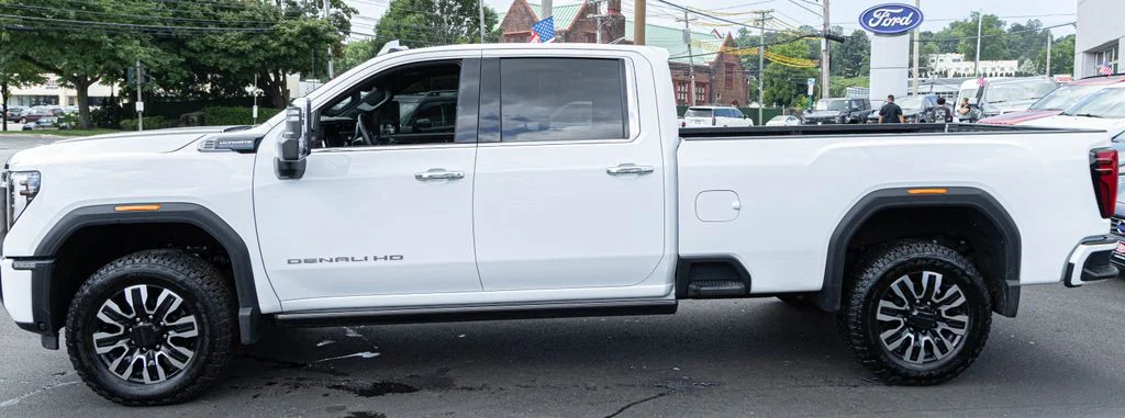 Used 2025 White GMC Denali Ultimate image 3