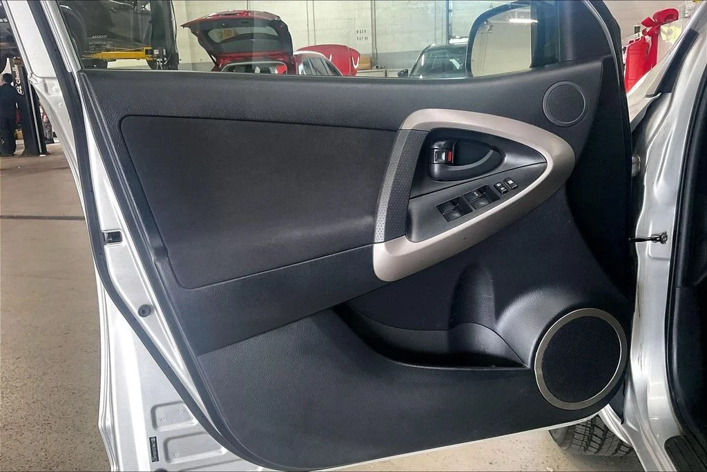 Used 2008 Silver Toyota Sport image 22