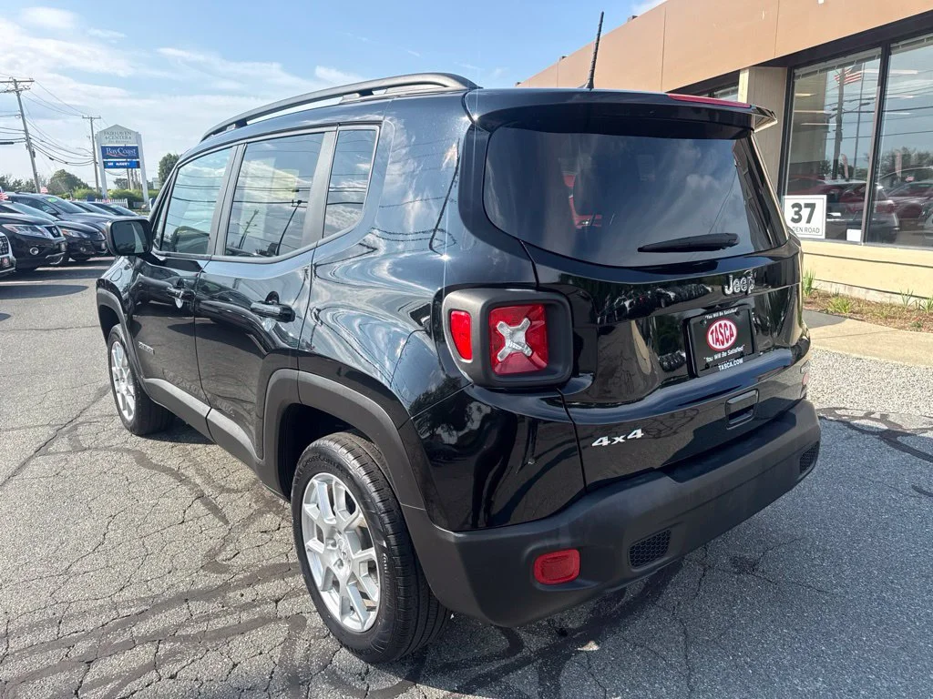 Used 2022 Black Jeep Latitude image 11