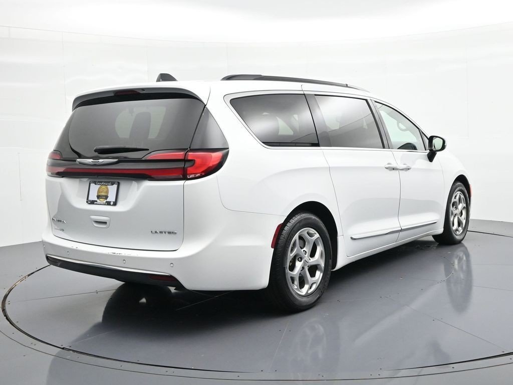 Used 2023 Bright White Clearcoat Chrysler Limited FWD image 6