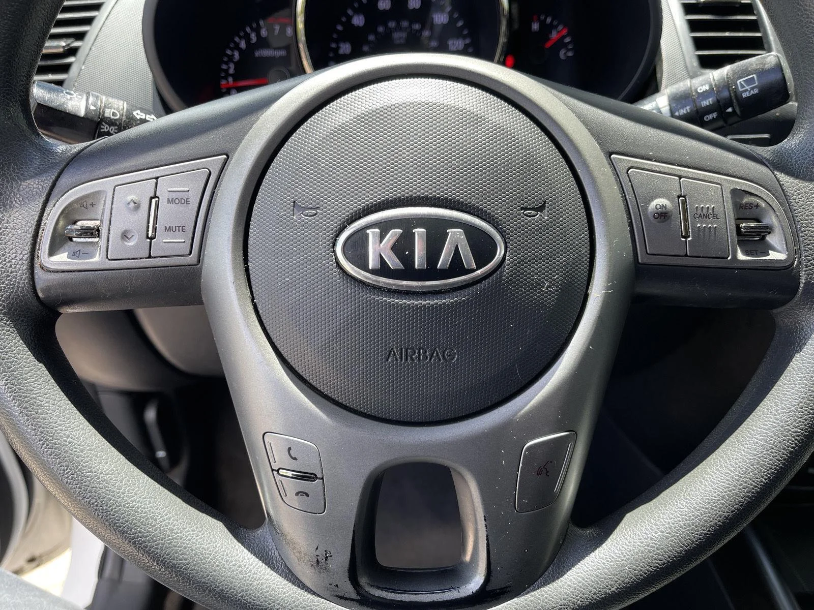 Used 2010 Clear White Kia + image 16