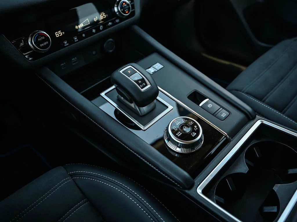 New 2025 Labrador Black Pearl Mitsubishi SE image 27