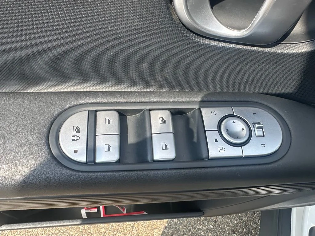 Used 2022 White Hyundai SE image 14