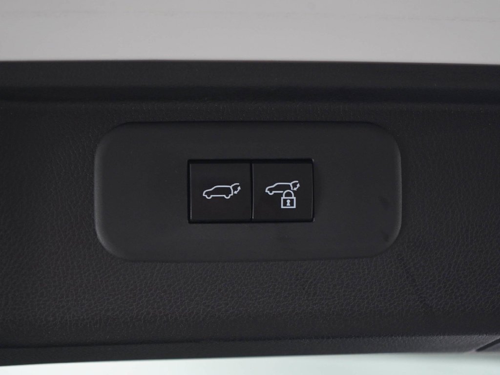 Used 2024 Pearl Toyota Xle image 18