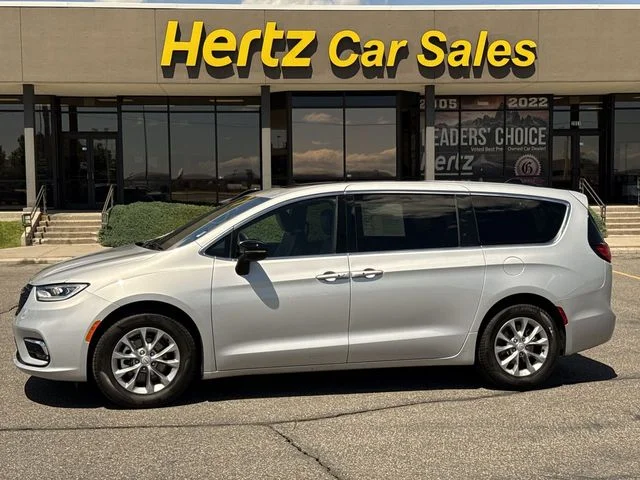 2026 Chrysler Pacifica Limited's photo