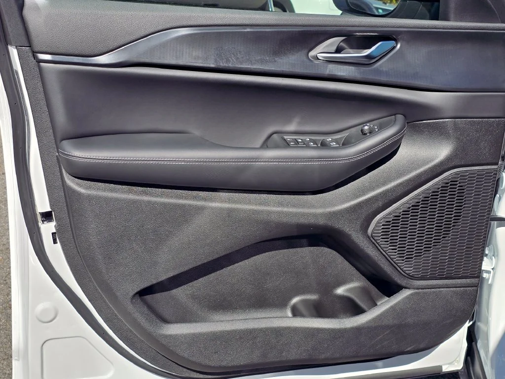 New 2027 White/off-white Jeep Laredo X image 35