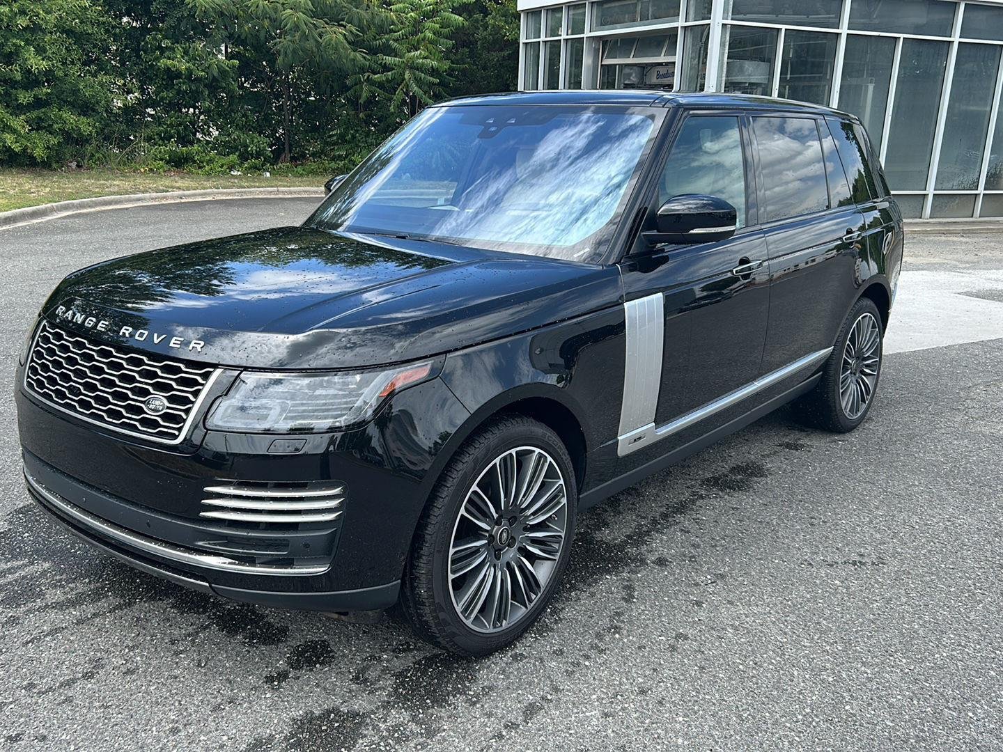 Used 2020 Santorini Black Metallic Land Rover Autobiography image 1