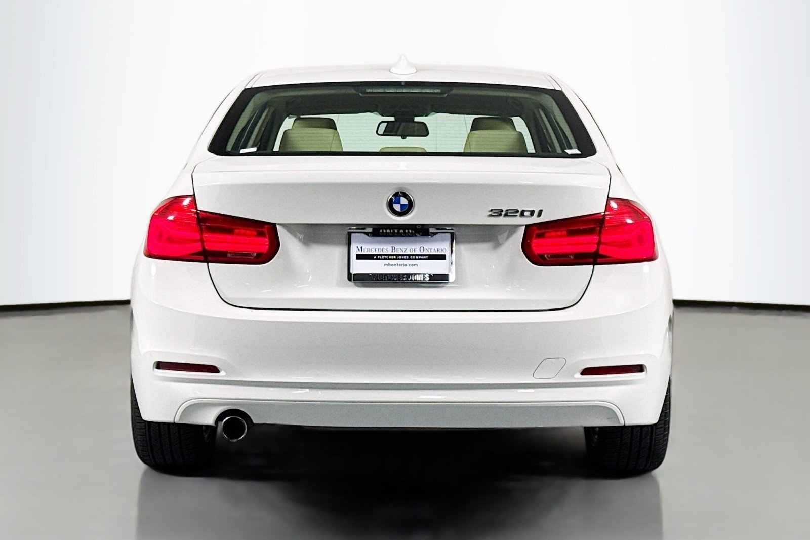 Used 2018 Alpine White BMW 320i image 3
