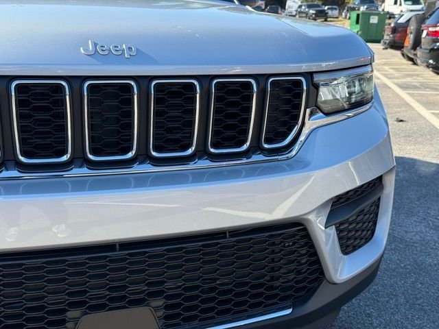 New 2025 Silver Zynith Exterior Paint Jeep Laredo image 3