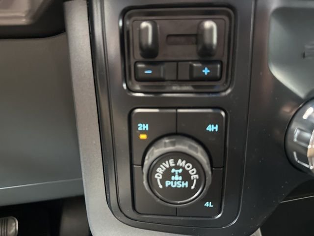 Used 2025 Agate Black Metallic Ford XLT image 27
