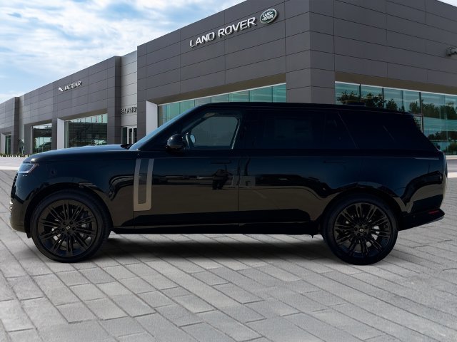 New 2027 Santorini Black Land Rover SE image 2
