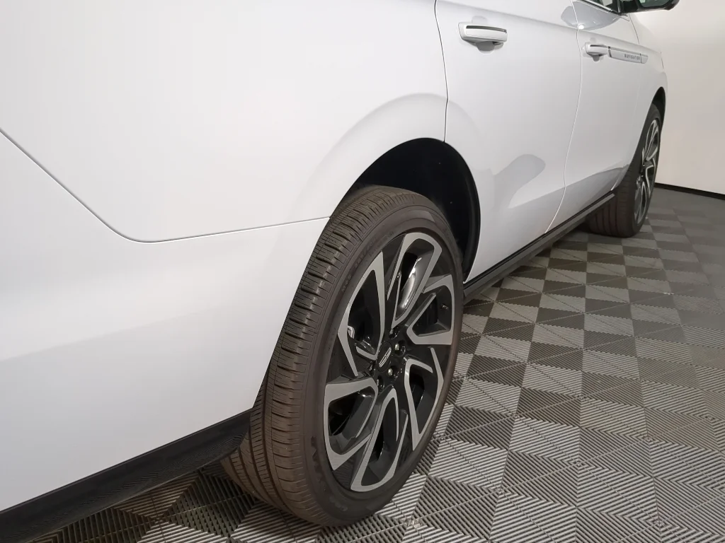 New 2026 Crystal White Metallic Clearcoat Lincoln Reserve image 15