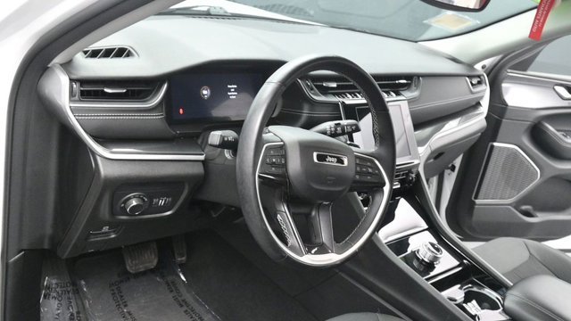 Used 2022 White Jeep Laredo image 27