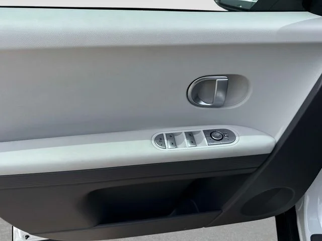 Used 2024 White Hyundai SEL image 11